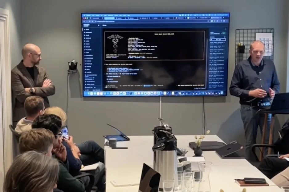 Håkon holder workshop hos Gründeriet mens Mats og publikum følger med
