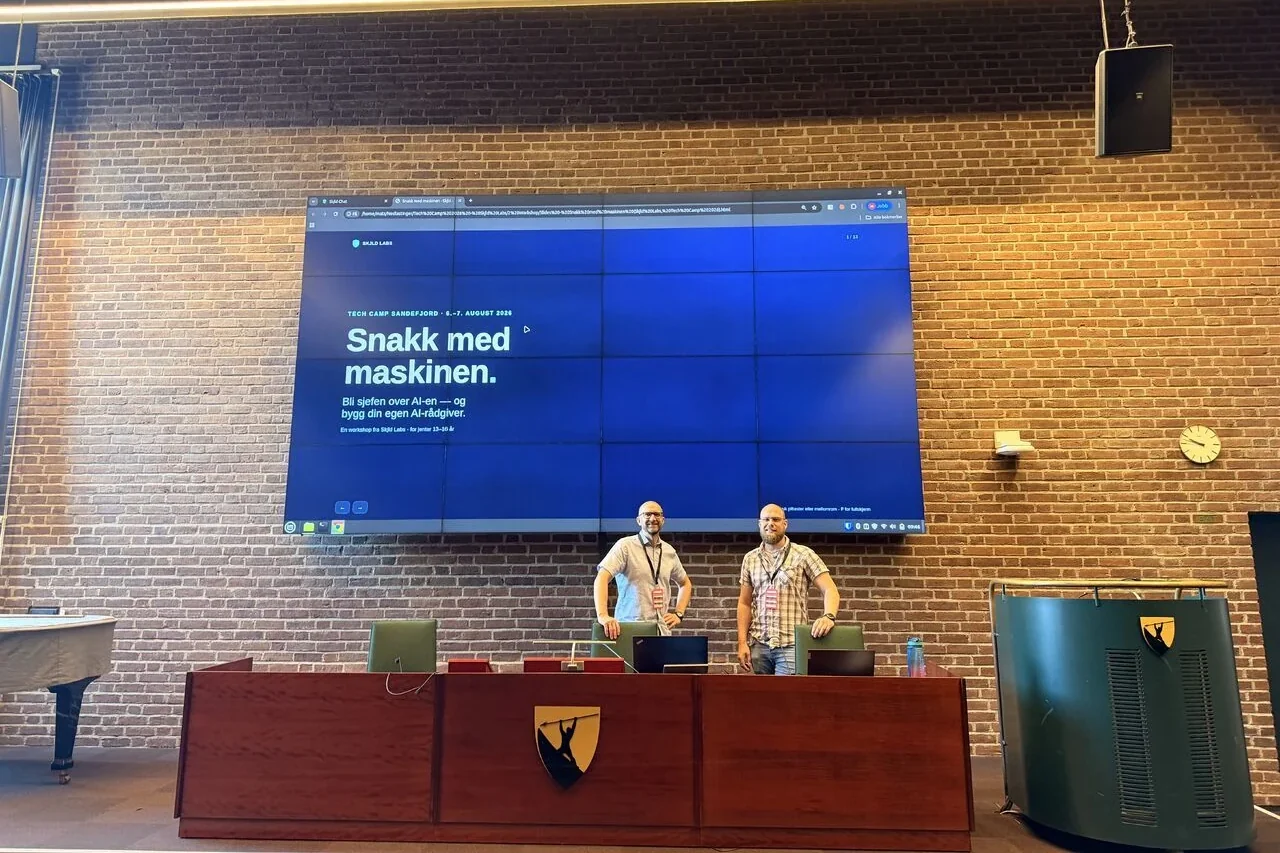 Mats og Johannes på scenen på Tech Camp hos Go'nok