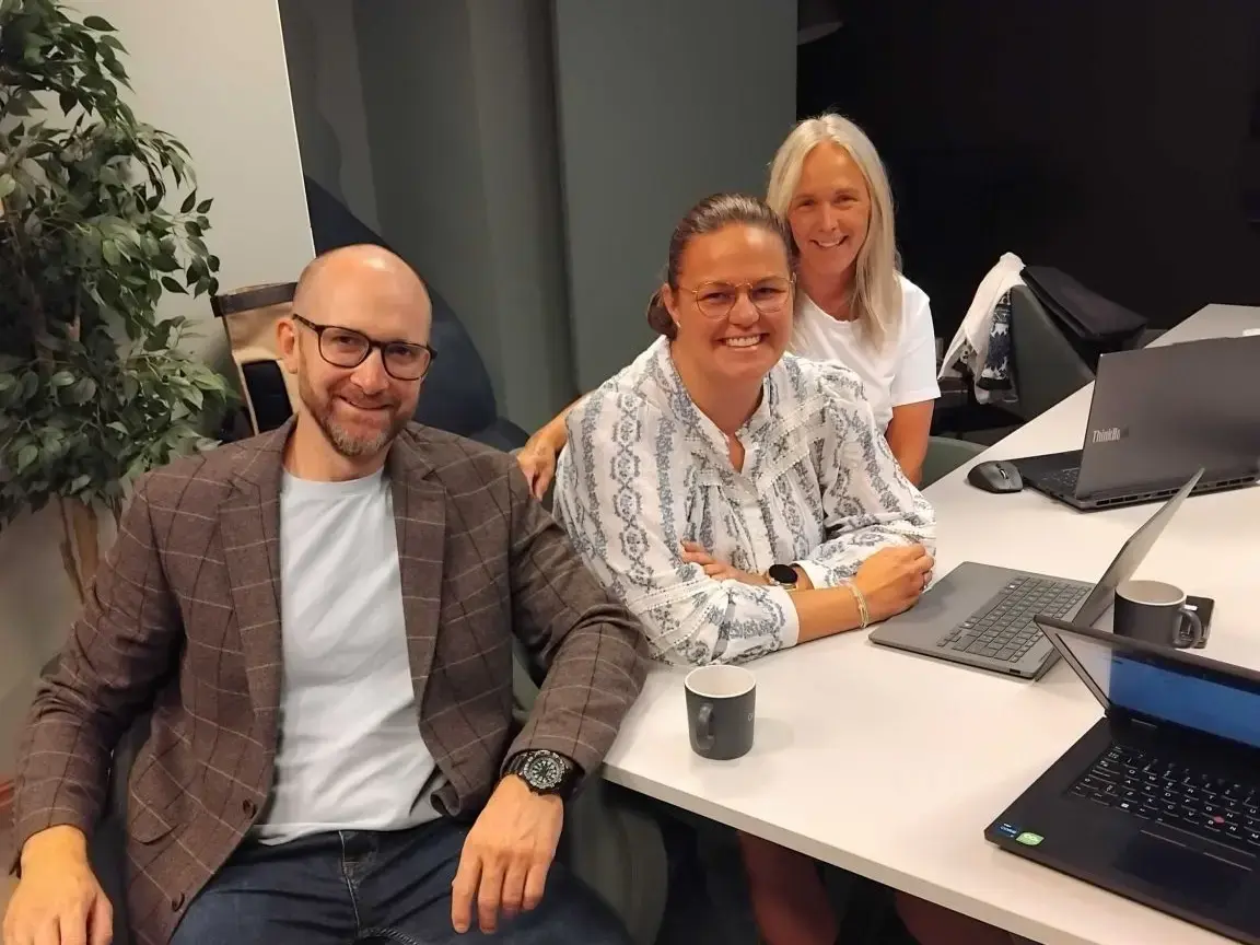 Mats Evensen i arbeidsøkt med kunder rundt et bord med bærbare PC-er